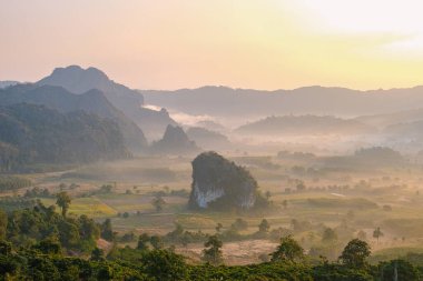 Phu Langka Kuzey Tayland 'da gün doğumu, Phu Langka ulusal parkı Nakhon Phanom Eyaleti' nin Ban Phaeng İlçesi, Pai Loam alt bölgesinde yaklaşık 31,250 Rai alanı kapsar.
