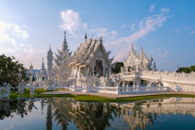 Chiang Rai Tayland, gün batımında Chiangrai tapınağını kırbaçla, Wat Rong Khun, nam-ı diğer Beyaz Tapınak, Chiang Rai, Tayland. Panorama beyazı tempple Thaialand