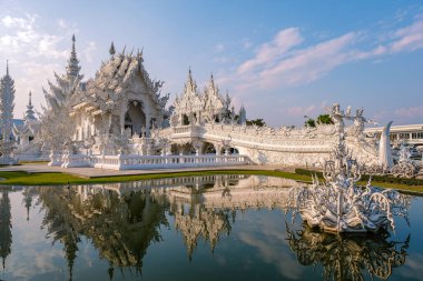 Chiang Rai Tayland, gün batımında Chiangrai tapınağını kırbaçla, Wat Rong Khun, nam-ı diğer Beyaz Tapınak, Chiang Rai, Tayland. Panorama beyazı tempple Thaialand