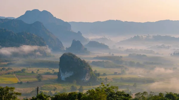 Az észak-thaiföldi Phu Langkában napkeltekor a Phu Langka nemzeti park körülbelül 31 250 Rai területet fed le Pai Loam alkörzetben, Nakhon Phanom tartomány Ban Phaeng körzetében. — Stock Fotó