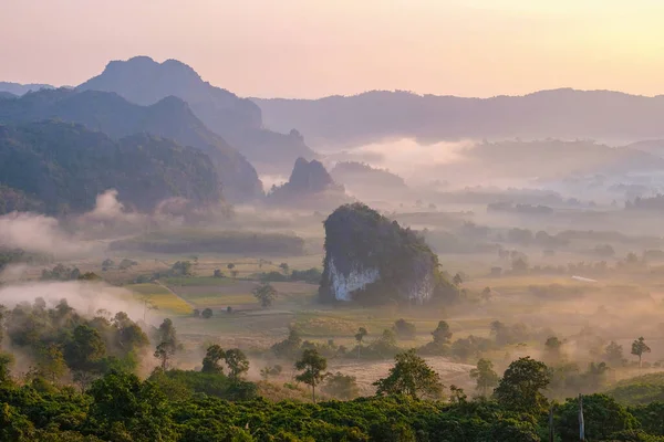 Az észak-thaiföldi Phu Langkában napkeltekor a Phu Langka nemzeti park körülbelül 31 250 Rai területet fed le Pai Loam alkörzetben, Nakhon Phanom tartomány Ban Phaeng körzetében. — Stock Fotó