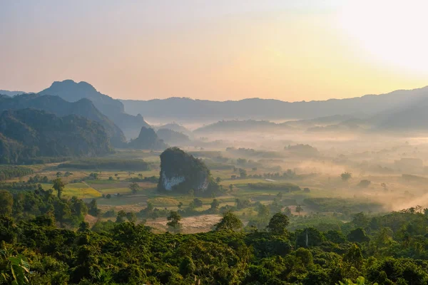 Az észak-thaiföldi Phu Langkában napkeltekor a Phu Langka nemzeti park körülbelül 31 250 Rai területet fed le Pai Loam alkörzetben, Nakhon Phanom tartomány Ban Phaeng körzetében. — Stock Fotó