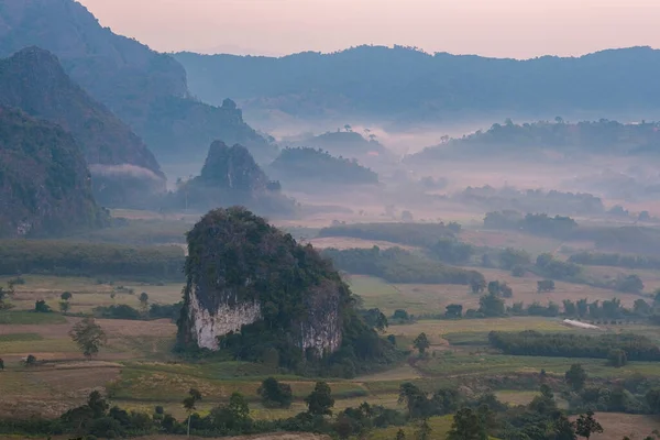 Az észak-thaiföldi Phu Langkában napkeltekor a Phu Langka nemzeti park körülbelül 31 250 Rai területet fed le Pai Loam alkörzetben, Nakhon Phanom tartomány Ban Phaeng körzetében. — Stock Fotó