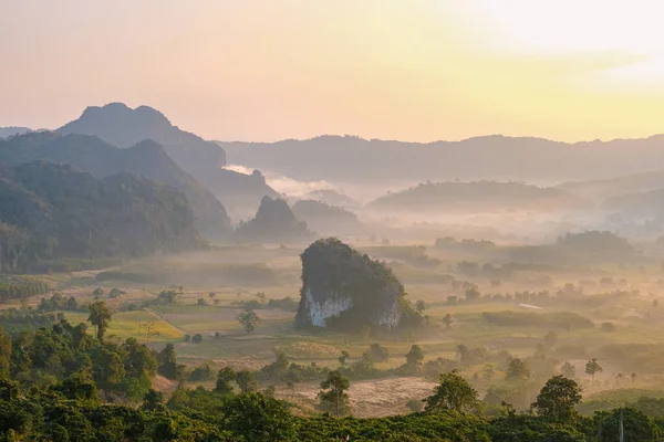 Az észak-thaiföldi Phu Langkában napkeltekor a Phu Langka nemzeti park körülbelül 31 250 Rai területet fed le Pai Loam alkörzetben, Nakhon Phanom tartomány Ban Phaeng körzetében. — Stock Fotó