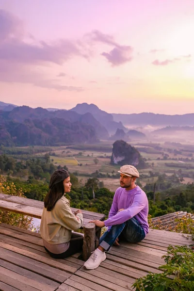 Sonnenaufgang in Phu Langka in Nordthailand, Phu Langka Nationalpark umfasst das Gebiet von etwa 31.250 Rai in Pai Lehm Unterbezirk, Ban Phaeng Bezirk der Provinz Nakhon Phanom — Stockfoto