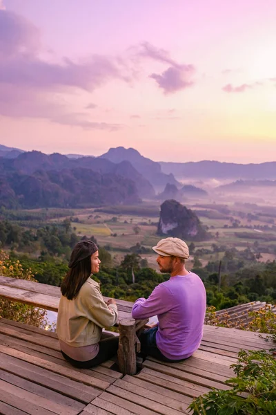 Sonnenaufgang in Phu Langka in Nordthailand, Phu Langka Nationalpark umfasst das Gebiet von etwa 31.250 Rai in Pai Lehm Unterbezirk, Ban Phaeng Bezirk der Provinz Nakhon Phanom — Stockfoto