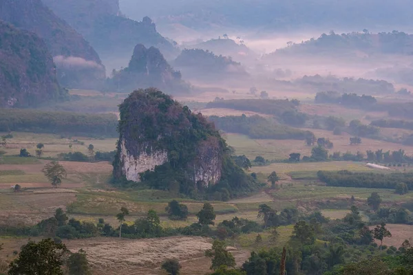 Az észak-thaiföldi Phu Langkában napkeltekor a Phu Langka nemzeti park körülbelül 31 250 Rai területet fed le Pai Loam alkörzetben, Nakhon Phanom tartomány Ban Phaeng körzetében. — Stock Fotó