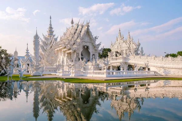 Chiang Rai Tayland, gün batımında Chiangrai tapınağını kırbaçla, Wat Rong Khun, nam-ı diğer Beyaz Tapınak, Chiang Rai, Tayland. Panorama beyazı tempple Thaialand — Stok fotoğraf