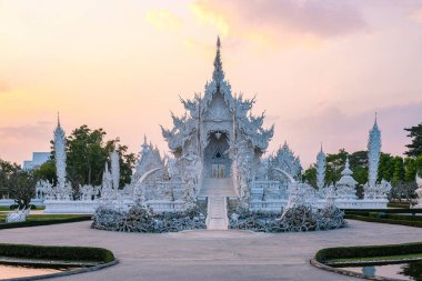 Chiang Rai Tayland, gün batımında Chiangrai tapınağını kırbaçla, Wat Rong Khun, nam-ı diğer Beyaz Tapınak, Chiang Rai, Tayland. Panorama beyazı tempple Thaialand