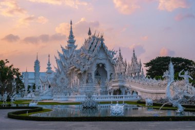 Chiang Rai Tayland, gün batımında Chiangrai tapınağını kırbaçla, Wat Rong Khun, nam-ı diğer Beyaz Tapınak, Chiang Rai, Tayland. Panorama beyazı tempple Thaialand