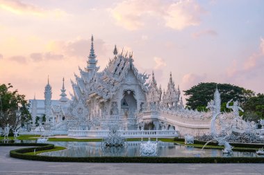 Chiang Rai Tayland, gün batımında Chiangrai tapınağını kırbaçla, Wat Rong Khun, nam-ı diğer Beyaz Tapınak, Chiang Rai, Tayland. Panorama beyazı tempple Thaialand