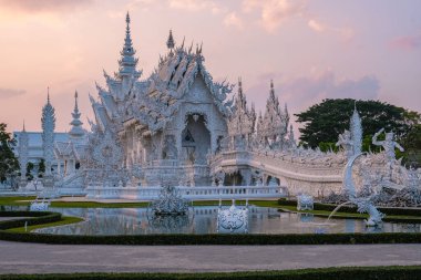Chiang Rai Tayland, gün batımında Chiangrai tapınağını kırbaçla, Wat Rong Khun, nam-ı diğer Beyaz Tapınak, Chiang Rai, Tayland. Panorama beyazı tempple Thaialand