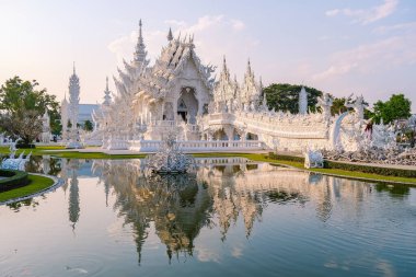 Chiang Rai Tayland, gün batımında Chiangrai tapınağını kırbaçla, Wat Rong Khun, nam-ı diğer Beyaz Tapınak, Chiang Rai, Tayland. Panorama beyazı tempple Thaialand