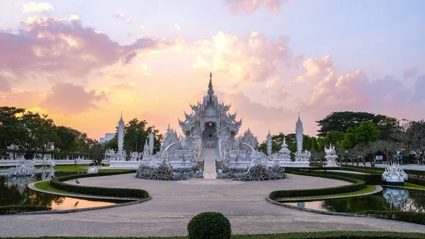 Chiang Rai Ταϊλάνδη, whithe temple Chiangrai during sunset, Wat Rong Khun, άλλως The White Temple, in Chiang Rai, Thailand. Πανόραμα λευκό temple Thaialnd — Φωτογραφία Αρχείου