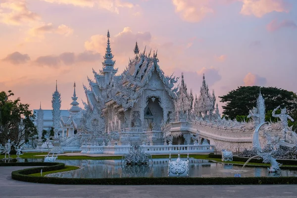 Chiang Rai Thailand, whithe temple Chiangrai during sunset, Wat Rong Khun, aka The White Temple, in Chiang Rai, Thailand. Panorama white tempple Thaialnd — стокове фото