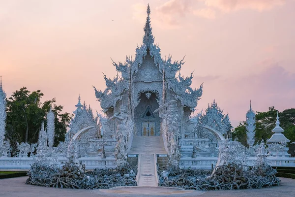 Chiang Rai Thailand, whithe temple Chiangrai during sunset, Wat Rong Khun, aka The White Temple, in Chiang Rai, Thailand. Panorama white tempple Thaialnd — стокове фото