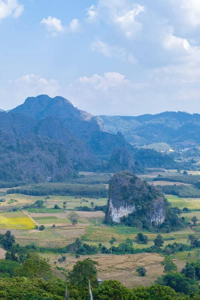 Soluppgång vid Phu Langka i norra Thailand, Phu Langka nationalpark täcker området för cirka 31 250 Rai i Pai Loam-deldistriktet, Ban Phaeng District i Nakhon Phanom-provinsen — Stockfoto