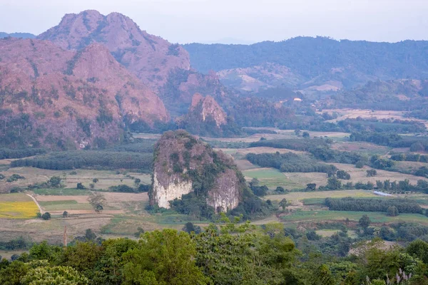 Ανατολή στο Phu Langka στη Βόρεια Ταϊλάνδη, Phu Langka εθνικό πάρκο καλύπτει την περιοχή περίπου 31.250 Rai στην υποπεριοχή Pai Loam, Ban Phaeng District της επαρχίας Nakhon Phanom — Φωτογραφία Αρχείου