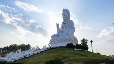 Wat Huay Pla Kang Chiang Rai Tayland, Wat Hua Pla Kang Chiang Rai 'nin en etkileyici tapınaklarından biridir. 2001 'de inşa edilen bu tapınak kompleksinin ana cazibesi 100 metre yüksekliğindeki beyaz Buda' dır.