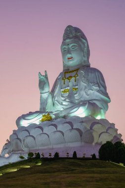 Wat Huay Pla Kang Chiang Rai Tayland, Wat Hua Pla Kang Chiang Rai 'nin en etkileyici tapınaklarından biridir. 2001 'de inşa edilen bu tapınak kompleksinin ana cazibesi 100 metre yüksekliğindeki beyaz Buda' dır.