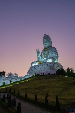 Wat Huay Pla Kang Chiang Rai Tayland, Wat Hua Pla Kang Chiang Rai 'nin en etkileyici tapınaklarından biridir. 2001 'de inşa edilen bu tapınak kompleksinin ana cazibesi 100 metre yüksekliğindeki beyaz Buda' dır.