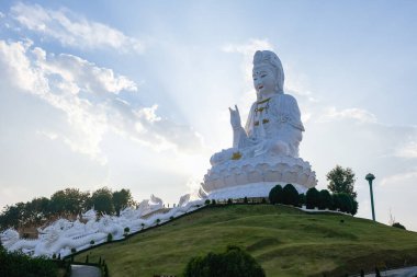 Wat Huay Pla Kang Chiang Rai Tayland, Wat Hua Pla Kang Chiang Rai 'nin en etkileyici tapınaklarından biridir. 2001 'de inşa edilen bu tapınak kompleksinin ana cazibesi 100 metre yüksekliğindeki beyaz Buda' dır.
