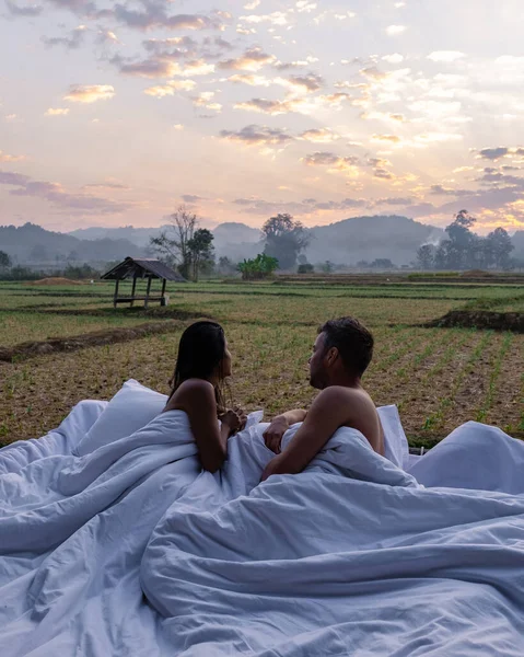 Ζευγάρι άνδρας και γυναίκα στο κρεβάτι με θέα το ρύζι paddies τομέα στη Βόρεια Ταϊλάνδη Nan — Φωτογραφία Αρχείου