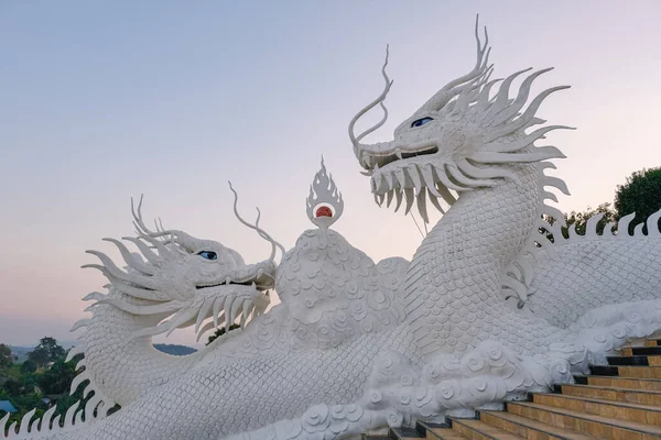 Wat Huay Pla Kang Chiang Rai Tayland, Wat Hua Pla Kang Chiang Rai 'nin en etkileyici tapınaklarından biridir. 2001 'de inşa edilen bu tapınak kompleksinin ana cazibesi 100 metre yüksekliğindeki beyaz Buda' dır.