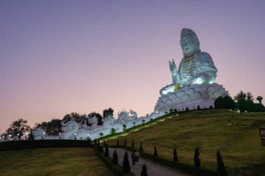 Wat Huay Pla Kang Chiang Rai Tayland, Wat Hua Pla Kang Chiang Rai 'nin en etkileyici tapınaklarından biridir. 2001 'de inşa edilen bu tapınak kompleksinin ana cazibesi 100 metre yüksekliğindeki beyaz Buda' dır.
