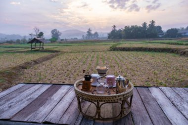 Nan Thailand, sabahları pirinç tarlalarına bakan damlatan kahve, sabahları kahve.