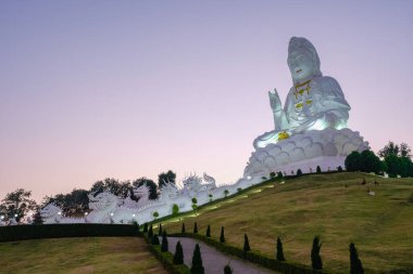 Wat Huay Pla Kang Chiang Rai Tayland, Wat Hua Pla Kang Chiang Rai 'nin en etkileyici tapınaklarından biridir. 2001 'de inşa edilen bu tapınak kompleksinin ana cazibesi 100 metre yüksekliğindeki beyaz Buda' dır.