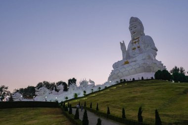Wat Huay Pla Kang Chiang Rai Tayland, Wat Hua Pla Kang Chiang Rai 'nin en etkileyici tapınaklarından biridir. 2001 'de inşa edilen bu tapınak kompleksinin ana cazibesi 100 metre yüksekliğindeki beyaz Buda' dır.