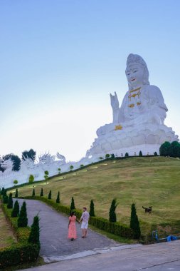 Wat Huay Pla Kang Chiang Rai Tayland, Wat Hua Pla Kang Chiang Rai 'nin en etkileyici tapınaklarından biridir. 2001 'de inşa edilen bu tapınak kompleksinin ana cazibesi 100 metre yüksekliğindeki beyaz Buda' dır.