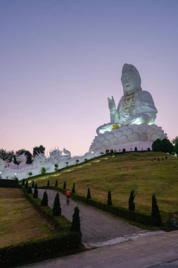 Wat Huay Pla Kang Chiang Rai Tayland, Wat Hua Pla Kang Chiang Rai 'nin en etkileyici tapınaklarından biridir. 2001 'de inşa edilen bu tapınak kompleksinin ana cazibesi 100 metre yüksekliğindeki beyaz Buda' dır.