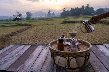 Nan Thailand, sabahları pirinç tarlalarına bakan damlatan kahve, sabahları kahve.