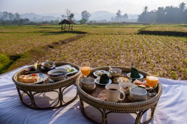 Nan Thailand, Nan Tayland 'daki pirinç tarlalarına bakan kahvaltı.