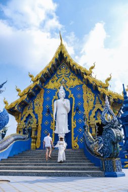 Mavi Tapınak Chiang Rai Tayland, Rong Sua 10 tapınağı, Chiang Rai Mavi Tapınağı veya Wat Rong Seua 10 Rong Suea 10 'da yer almaktadır.