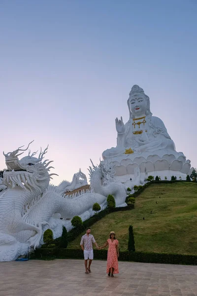 Wat Huay Pla Kang Chiang Rai Tayland, Wat Hua Pla Kang Chiang Rai 'nin en etkileyici tapınaklarından biridir. 2001 'de inşa edilen bu tapınak kompleksinin ana cazibesi 100 metre yüksekliğindeki beyaz Buda' dır.