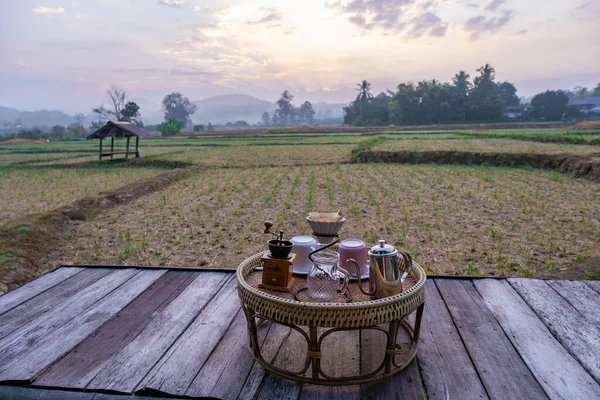 Nan Thailand, sabahları pirinç tarlalarına bakan damlatan kahve, sabahları kahve.