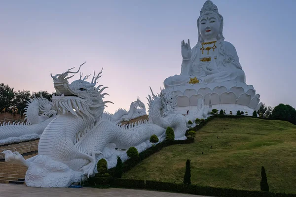 ワット・フエ・プラカンチェンマイ・ライ・タイ、ワット・フア・プラカンはチェンライで最も印象的な寺院の1つです。2001年に建てられたこの寺院複合体の主な魅力は、高さ100メートルの白い仏像です。 — ストック写真