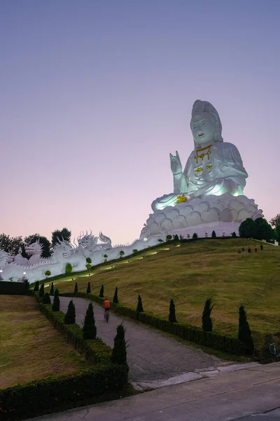 ワット・フエ・プラカンチェンマイ・ライ・タイ、ワット・フア・プラカンはチェンライで最も印象的な寺院の1つです。2001年に建てられたこの寺院複合体の主な魅力は、高さ100メートルの白い仏像です。 — ストック写真