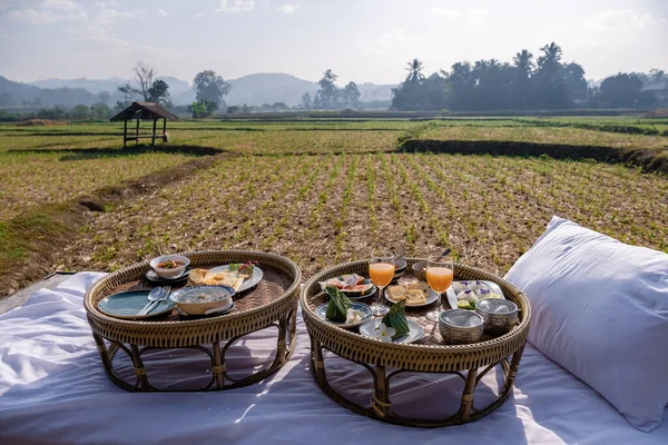 Nan Thailand, Nan Tayland 'daki pirinç tarlalarına bakan kahvaltı.