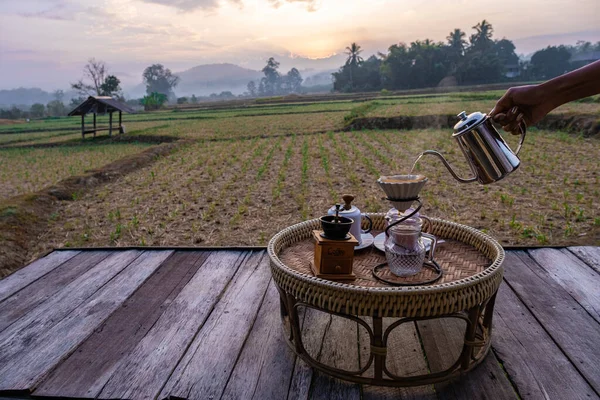 Nan Thailand, sabahları pirinç tarlalarına bakan damlatan kahve, sabahları kahve.