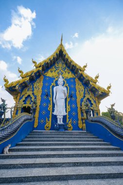 Mavi Tapınak Chiang Rai Tayland, Rong Sua 10 tapınağı, Chiang Rai Mavi Tapınağı veya Wat Rong Seua 10 Rong Suea 10 'da yer almaktadır.