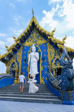 Mavi Tapınak Chiang Rai Tayland, Rong Sua 10 tapınağı, Chiang Rai Mavi Tapınağı veya Wat Rong Seua 10 Rong Suea 10 'da yer almaktadır.