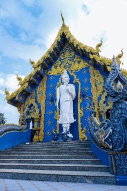 Mavi Tapınak Chiang Rai Tayland, Rong Sua 10 tapınağı, Chiang Rai Mavi Tapınağı veya Wat Rong Seua 10 Rong Suea 10 'da yer almaktadır.
