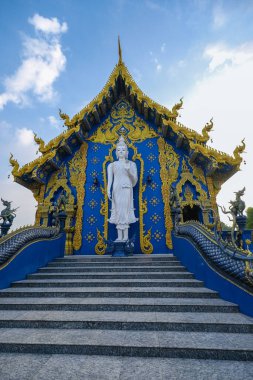 Mavi Tapınak Chiang Rai Tayland, Rong Sua 10 tapınağı, Chiang Rai Mavi Tapınağı veya Wat Rong Seua 10 Rong Suea 10 'da yer almaktadır.