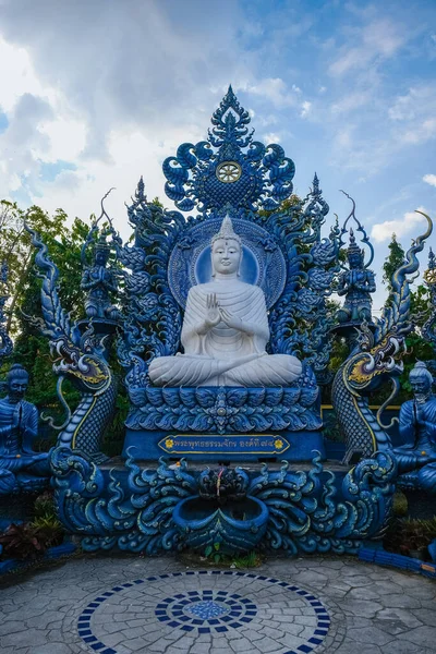 Templo Azul Chiang Rai Tailândia, Rong Sua Ten templo,, Chiang Rai Templo Azul ou Wat Rong Seua Ten está localizado em Rong Suea Ten no distrito de Rimkok, a poucos quilômetros fora Chiang Rai — Fotografia de Stock