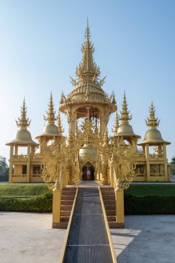 Chiang Rai Tayland, gün batımında Chiangrai tapınağını kırbaçla, Wat Rong Khun, nam-ı diğer Beyaz Tapınak, Chiang Rai, Tayland. Panorama beyazı tempple Thaialand