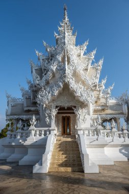 Chiang Rai Tayland, gün batımında Chiangrai tapınağını kırbaçla, Wat Rong Khun, nam-ı diğer Beyaz Tapınak, Chiang Rai, Tayland. Panorama beyazı tempple Thaialand
